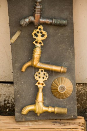 Téléchargez les photos : Ensemble de robinets d'eau de fontaine antiques de style ottoman turc en vue - en image libre de droit