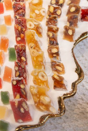 Téléchargez les photos : Chargement de bonbons mous enduits de sucre lokum délice turc traditionnel - en image libre de droit