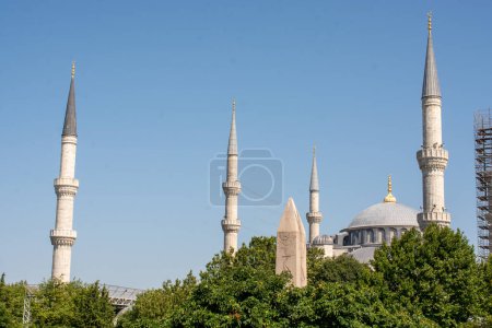 Foto de La Mezquita Azul y el Obelisco de Teodosio. Monumentos históricos y destino turístico. - Imagen libre de derechos