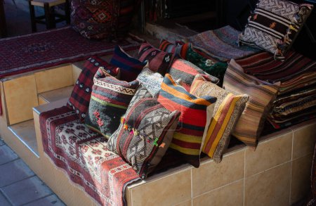 Téléchargez les photos : Oreillers traditionnels turcs faits main en tissu naturel coloré - en image libre de droit