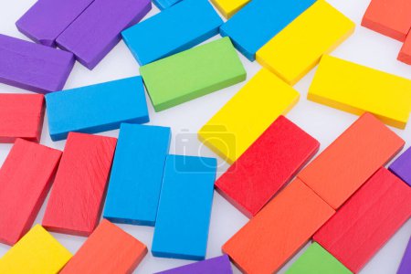 Foto de Bloques de dominó coloridos sobre un fondo blanco - Imagen libre de derechos