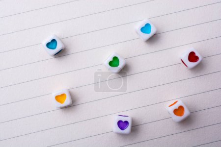 Foto de Cubos de colores con un corazón colocado sobre papel - Imagen libre de derechos