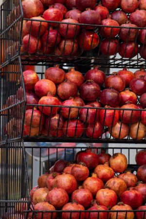 Foto de Granadas para zumo de granada en el mostrador del mercado de frutas. - Imagen libre de derechos