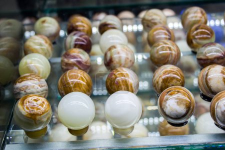 Foto de Un montón de canicas en forma de huevo - Imagen libre de derechos