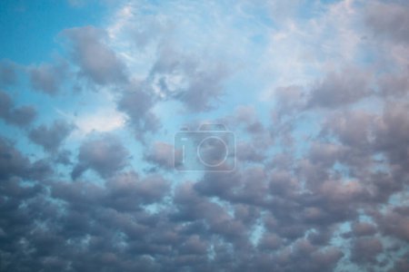 Téléchargez les photos : Ciel bleu rempli de nuages blancs - en image libre de droit