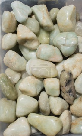Foto de Piedra de gema de aguamarina (berilo azul) como espécimen de roca mineral natural - Imagen libre de derechos
