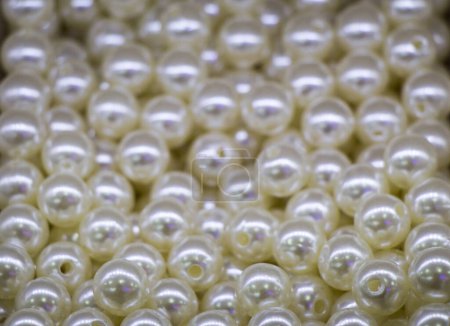 Téléchargez les photos : Fond de perles de perles avec de nombreuses perles brillantes en vue - en image libre de droit