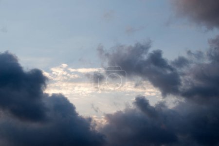 Téléchargez les photos : Des nuages sombres et gris sont dans le ciel - en image libre de droit