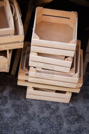 Foto de Caja de caja vacía de madera para la venta en un mercado - Imagen libre de derechos
