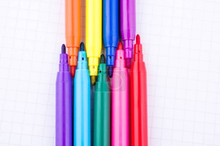 Foto de Bolígrafos coloridos de fieltro en un cuaderno - Imagen libre de derechos