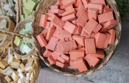 Téléchargez les photos : Collection de barres de savon bio parfumé fait à la main - en image libre de droit