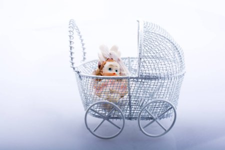 Téléchargez les photos : Petite poupée en calèche sur fond blanc - en image libre de droit