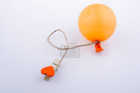 Téléchargez les photos : Pince à linge avec un cœur attaché à un ballon avec une ficelle - en image libre de droit