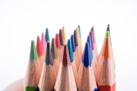 Téléchargez les photos : Crayons de couleur de différentes couleurs sur fond blanc - en image libre de droit