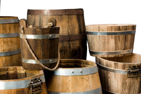 Téléchargez les photos : Baril en bois pour stocker les boissons isolées sur fond blanc - en image libre de droit