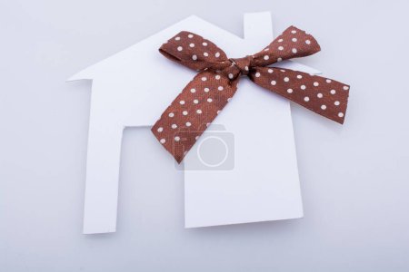 Téléchargez les photos : Petite maison découpée en papier avec ruban - en image libre de droit