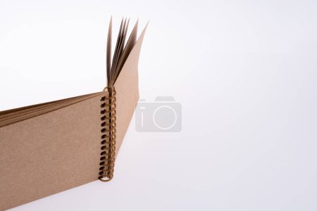 Foto de Cuaderno espiral marrón sobre fondo blanco - Imagen libre de derechos