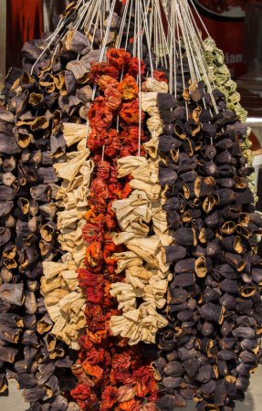 Téléchargez les photos : Poivron rouge frais trouvé sur le stand du marché - en image libre de droit
