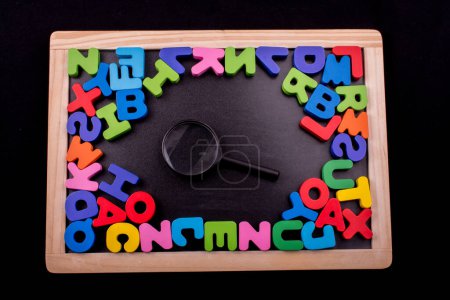 Téléchargez les photos : Verre grossissant et lettres colorées de l'alphabet - en image libre de droit