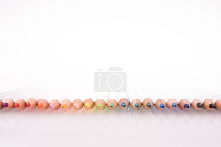 Foto de Lápices de varios colores sobre fondo blanco - Imagen libre de derechos