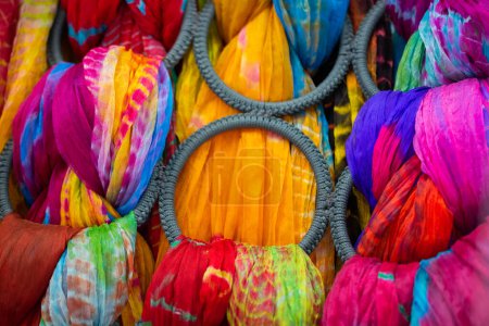 Foto de Montón de brillantes piezas multicolores de tela en un bazar - Imagen libre de derechos