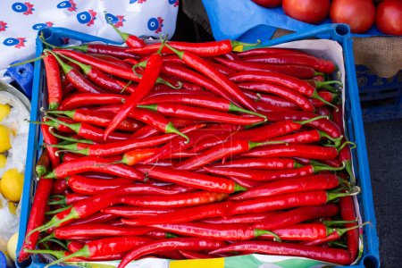 Foto de Un montón de chiles rojos encontrados como fondo alimenticio - Imagen libre de derechos