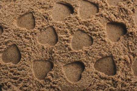 Téléchargez les photos : Formes de coeur faites sur le fond de sable en vue - en image libre de droit