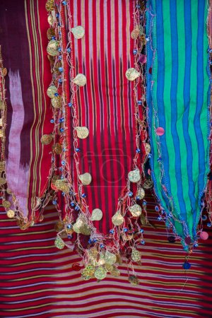 Téléchargez les photos : Foulard traditionnel turksih femme avec quelques broderies - en image libre de droit