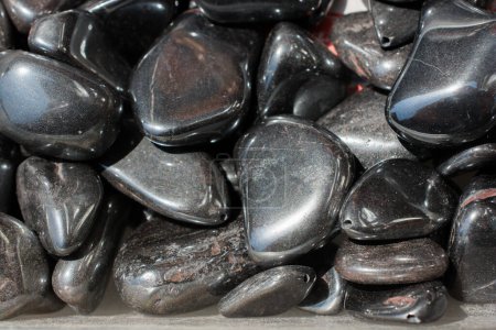 Foto de Piedra preciosa de hematita caída gris metálica brillante como roca mineral - Imagen libre de derechos