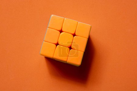 El cubo de Rubik en manos femeninas. resolución de problemas