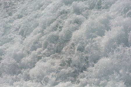 Téléchargez les photos : Mousse et mousse dans la mer - en image libre de droit