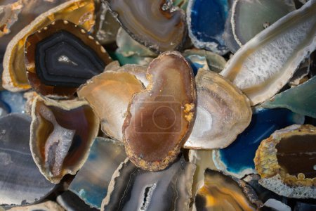 Foto de Una sección transversal de piedras preciosas de ágata como roca mineral natural - Imagen libre de derechos