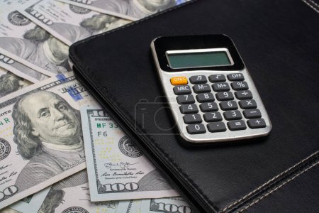 Foto de Calculadora en dólares americanos. Concepción financiera. Finanzas y Ahorros - Imagen libre de derechos