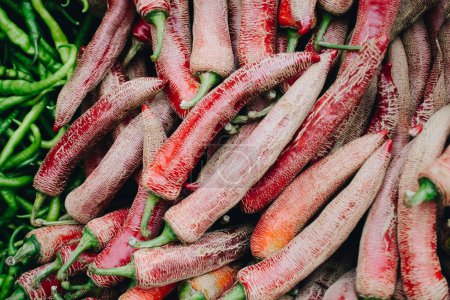 Téléchargez les photos : Beaucoup de piments rouges trouvés comme fond alimentaire - en image libre de droit