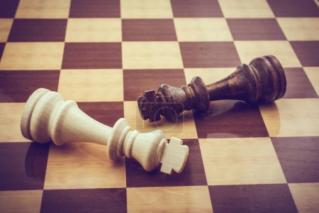 Foto de Tablero de ajedrez con piezas de ajedrez - Imagen libre de derechos