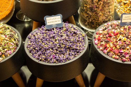 Markt mit verschiedenen Teesorten, Kräutern, Pflanzen und getrockneten Blumen