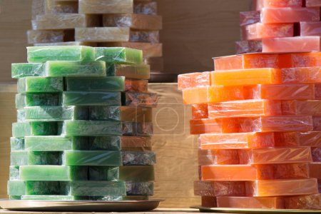 Téléchargez les photos : Collection de barres de savon bio parfumé fait à la main - en image libre de droit