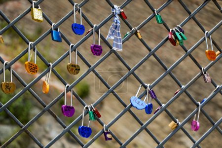 Téléchargez les photos : Beaucoup de cadenas d'amour en métal coloré sur la clôture - en image libre de droit