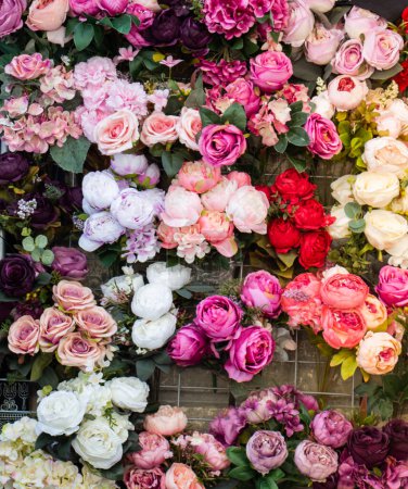 Foto de Arte floral hecho de flores artificiales de colores en vista - Imagen libre de derechos
