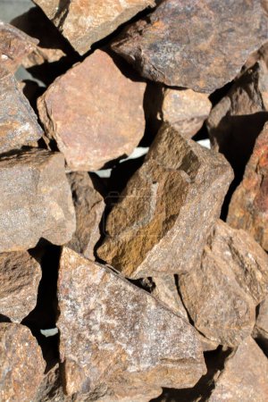 Téléchargez les photos : Bronzite gemme comme spécimen de roche minérale naturelle - en image libre de droit