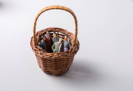 Foto de Pequeña figurita de grupo de hombres modelo en miniatura en cesta - Imagen libre de derechos