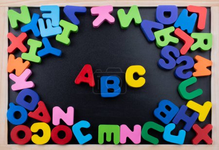 Téléchargez les photos : Lettres ABC colorées de l'alphabet en bois - en image libre de droit