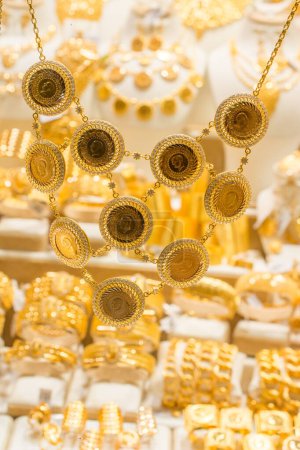 Un montón de geniune monedas de oro turco están en la vista