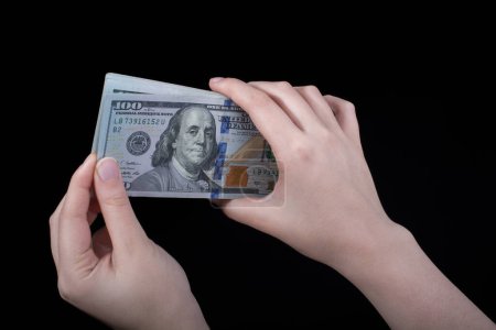 Hand hält amerikanische Dollarnoten isoliert auf weißem Hintergrund
