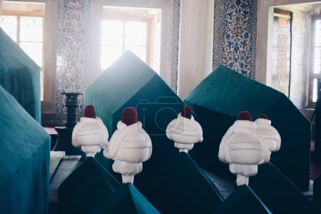 Filas de ataúdes en una tumba otomana de mausoleo turco