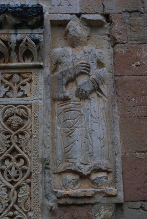 Téléchargez les photos : Capestrano - Abruzzes - Abbaye de San Pietro ad Oratorium - Détails de la façade et des portails - en image libre de droit