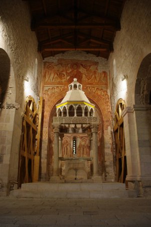 Téléchargez les photos : Capestrano - Abruzzes - Abbaye de San Pietro ad Oratorium - L'intéressant ciboire du XIIIe siècle, - en image libre de droit