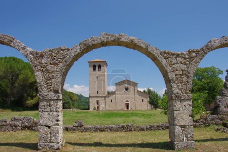 Im Vordergrund die antiken Überreste des "Portico del Pellegrino" und im Hintergrund die Abtei San Vincenzo al Volturno - Isernia - Molise - Italien