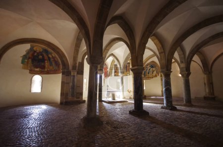 Téléchargez les photos : Fossacesia - Abruzzes - Eglise médiévale de San Giovanni in Venere : Intérieur de la crypte - en image libre de droit
