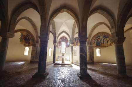 Téléchargez les photos : Fossacesia - Abruzzes - Eglise médiévale de San Giovanni in Venere : Intérieur de la crypte - en image libre de droit